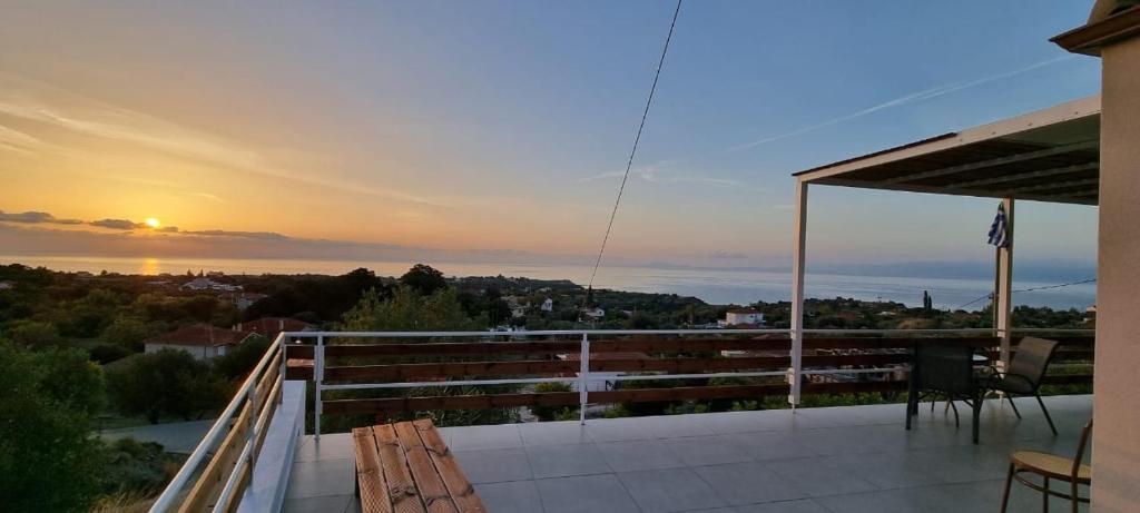 einen Balkon eines Hauses mit Blick auf den Sonnenuntergang in der Unterkunft Sea Forever Holiday Home in Ratzaklíon