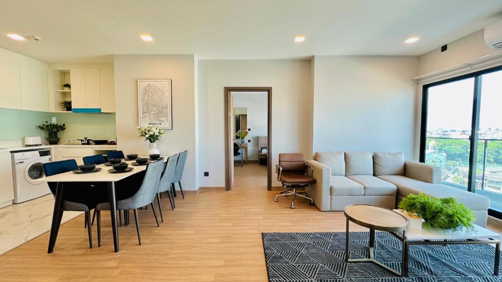 Khu vực ghế ngồi tại 市中心Sky River无边泳池97平方温馨家庭房山景房有停车位 三房两卫 近夜市古城 年终大促