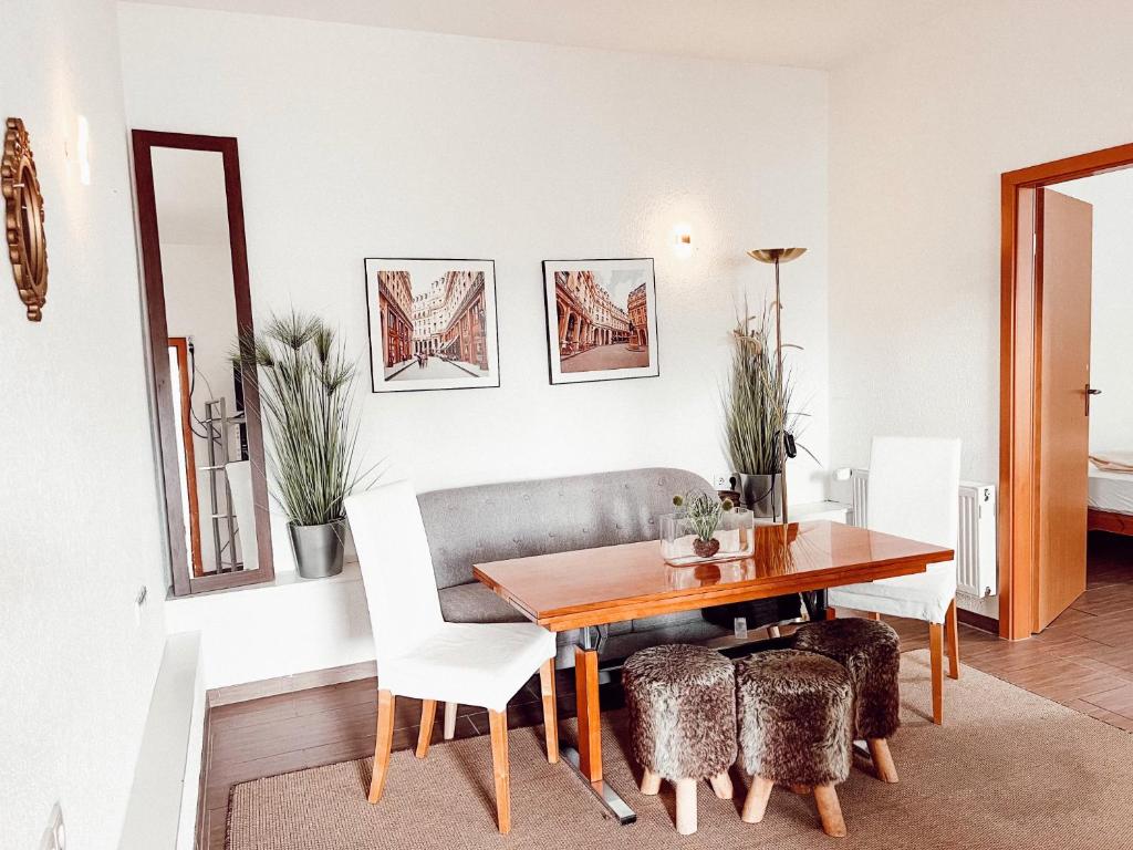 uma sala de jantar com mesa e cadeiras em Linden Apartment Wolfenbüttel em Volfembutel