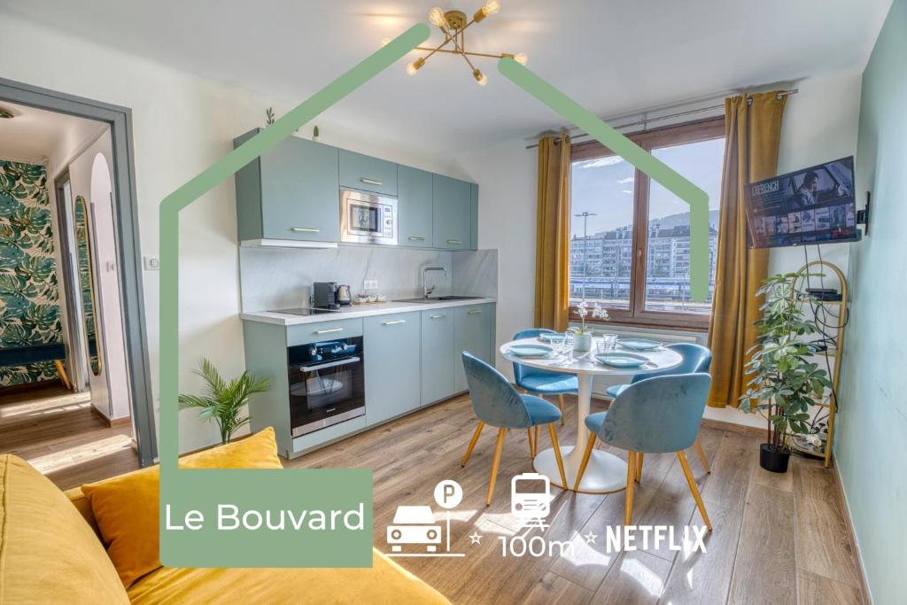 cocina y sala de estar con mesa y sillas en Le Bouvard - MyCosyApart, Central Gare 100m, Netflix, en Annecy