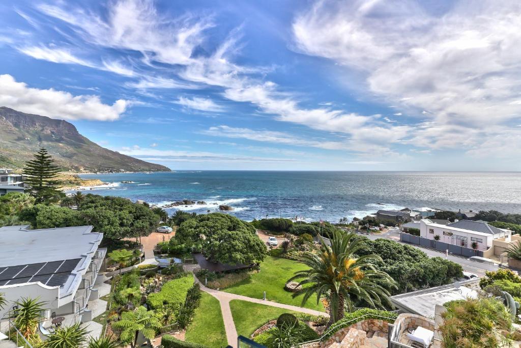 eine Luftansicht auf das Meer und die Häuser in der Unterkunft Ocean View House in Kapstadt