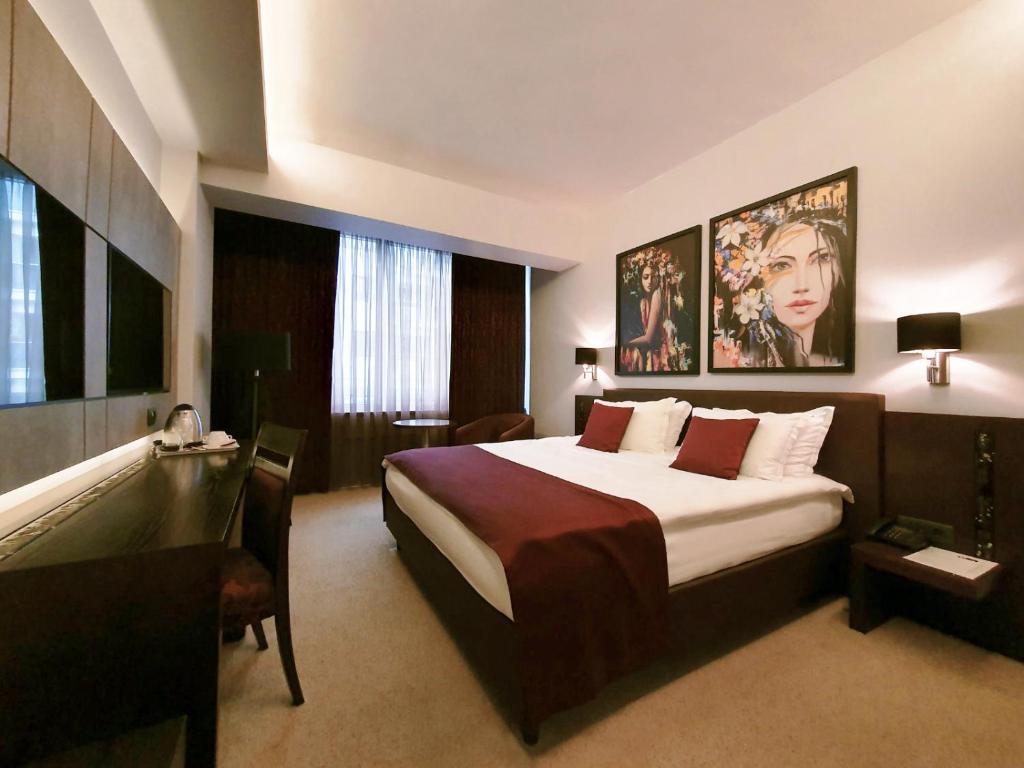 Postel nebo postele na pokoji v ubytování Queen's Hotel - Zebra Centre
