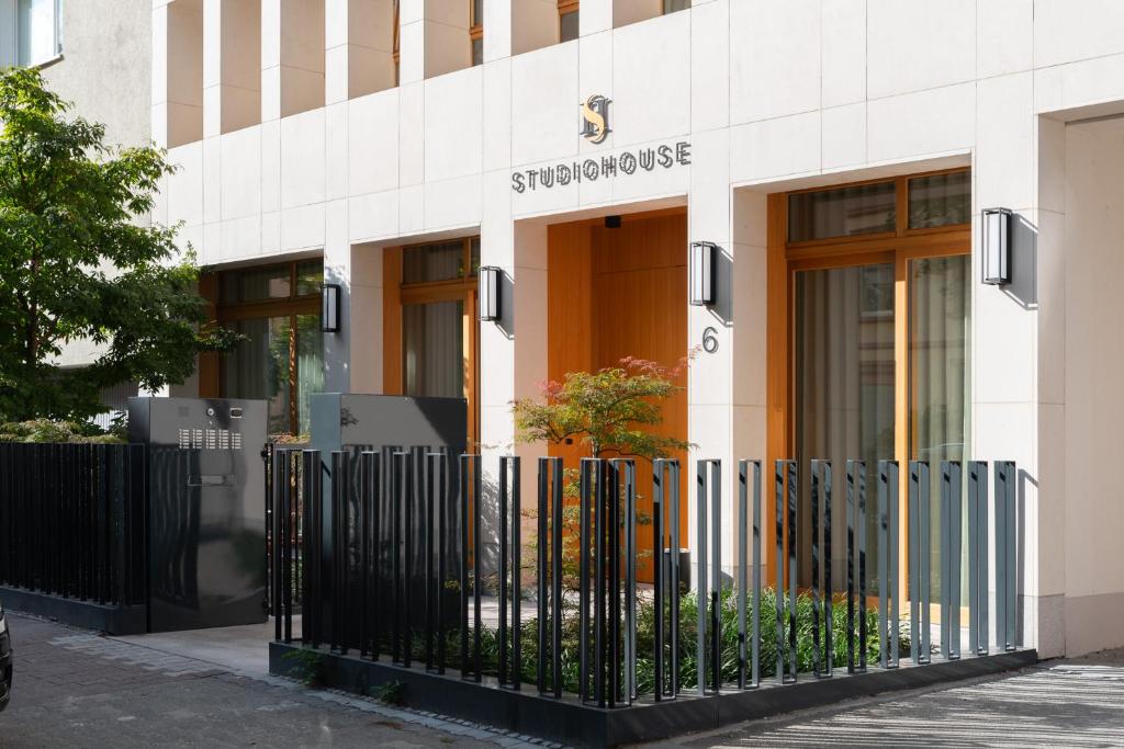 a building with a gate in front of a store at Studiohouse Frankfurt in Frankfurt/Main