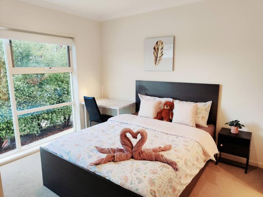 um quarto com uma cama com dois ursos em Entire lovely house with 3 bedrooms, good location em Hall