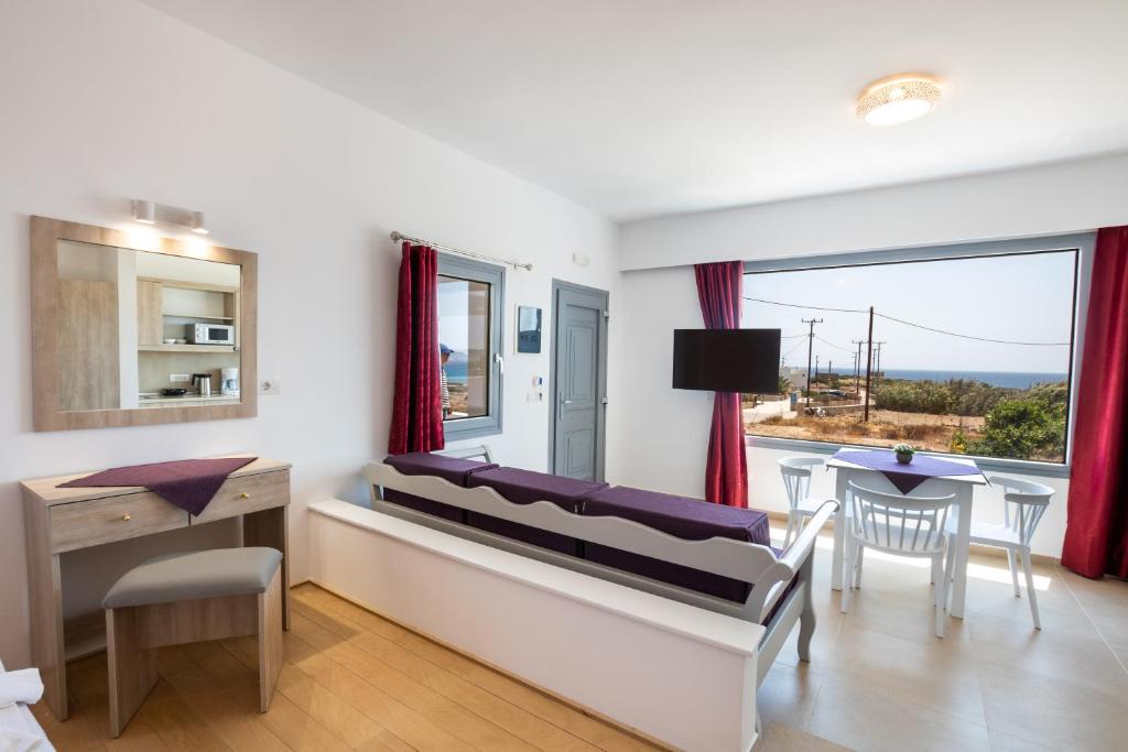Televízia a/alebo spoločenská miestnosť v ubytovaní Bella Karpathos Villas