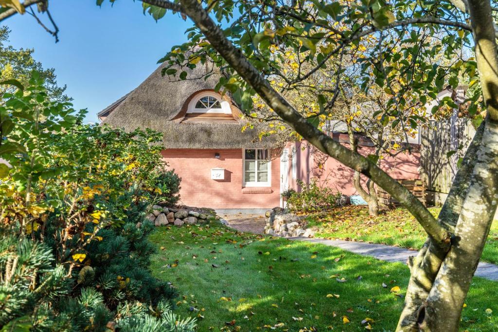 a brick house with a thatched roof at Jules Reetdachkate in Mildstedt