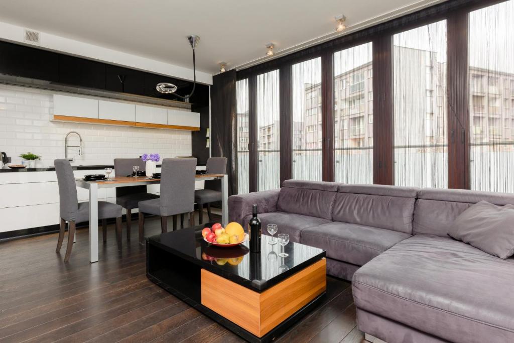 Gallery image of Warsaw Śródmieście Riverside Three-bedroom Apartment by Renters in Warsaw