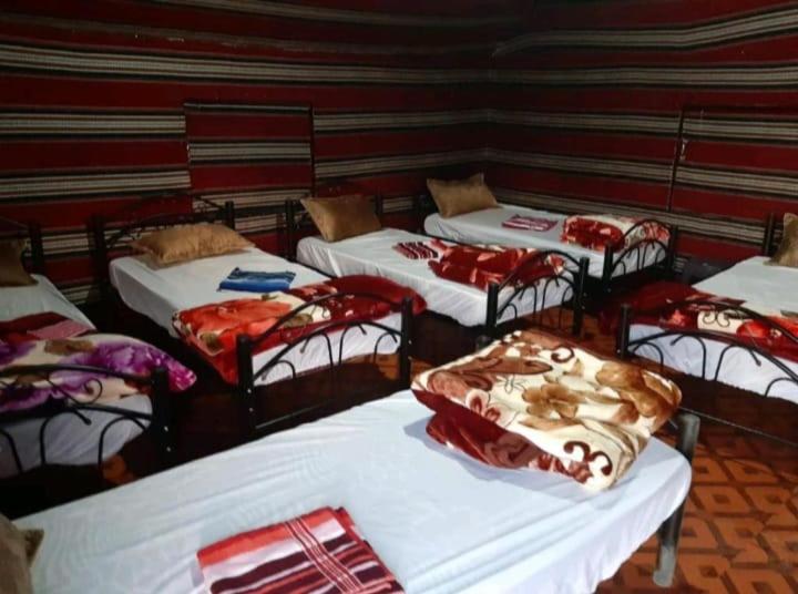 Postel nebo postele na pokoji v ubytování moon city with jeep trips