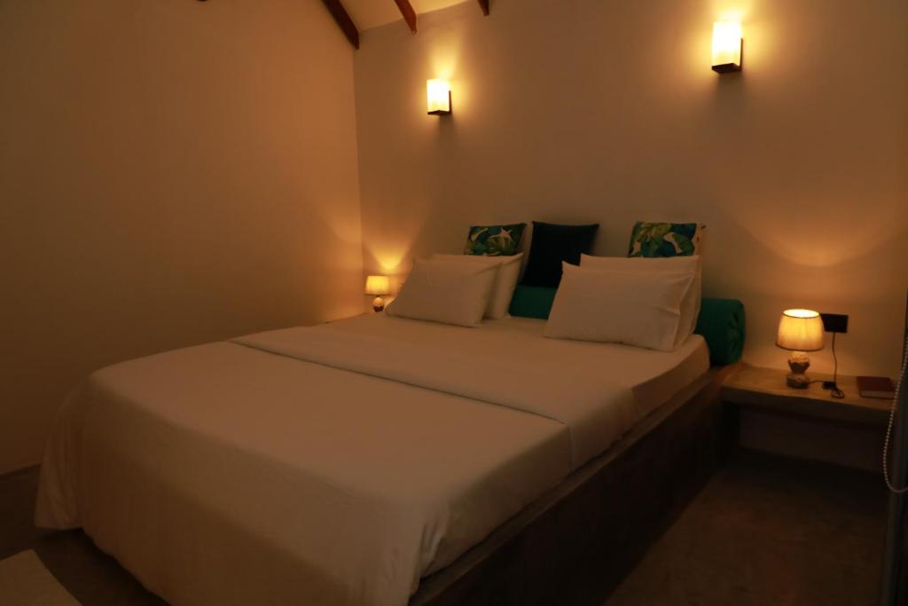 Postel nebo postele na pokoji v ubytování The Tottam Beach Hotel - Trincomalee
