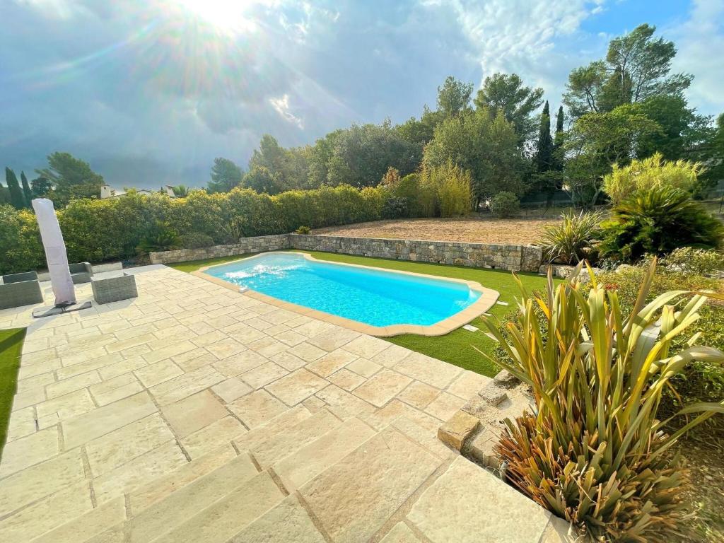 une piscine dans un jardin avec une terrasse dans l'établissement Modern holiday home in Mougins with private pool, à Mougins