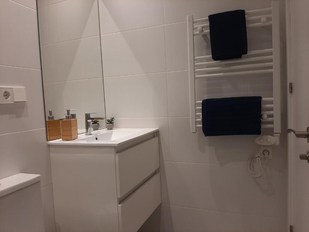 A bathroom at Dindurra Gijón Centro-Parking gratuito