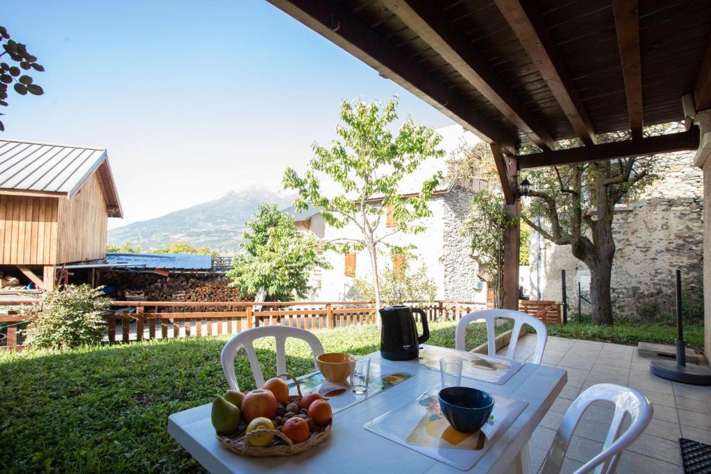 a table with a bowl of fruit on top at Le Mont Guillaume - 1 chambre Terrasse et Jardin in Saint-André-dʼEmbrun