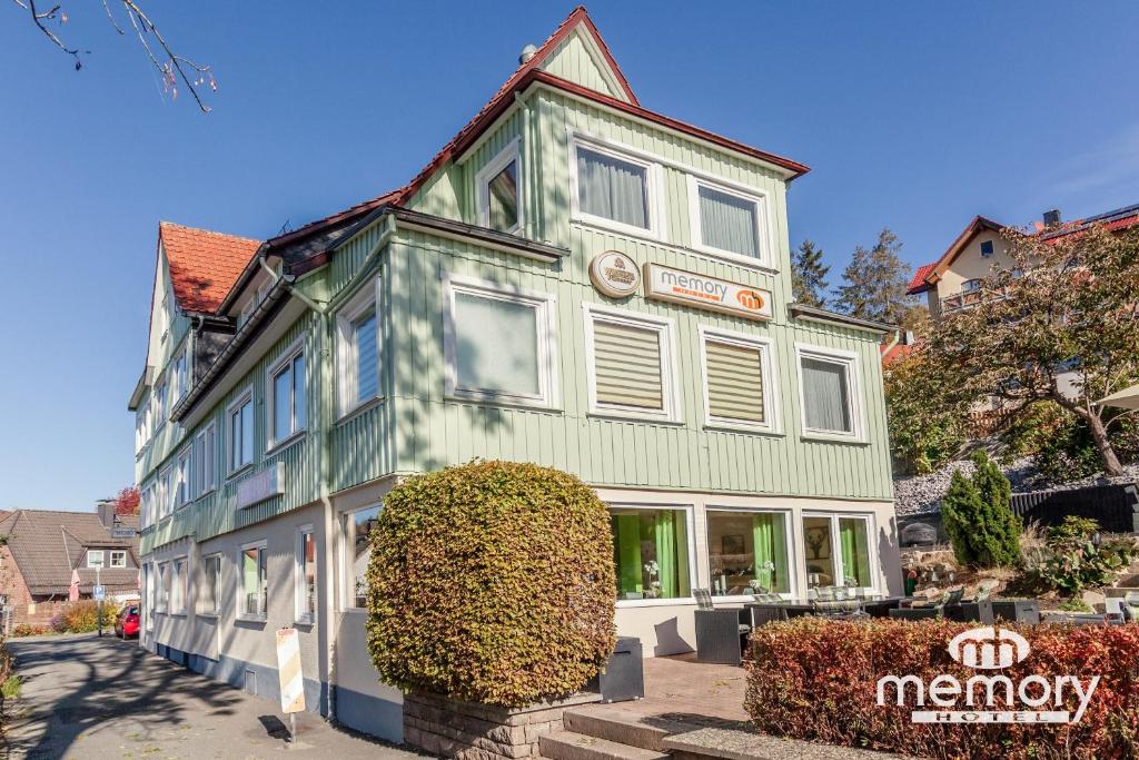 ブラウンラーゲにあるMemory Hotelの目の前の看板のある緑の建物