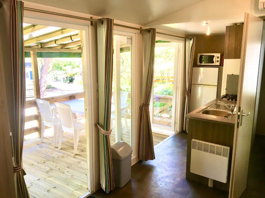 Kuchyň nebo kuchyňský kout v ubytování Greenchalets Roquebrune Sur Argens