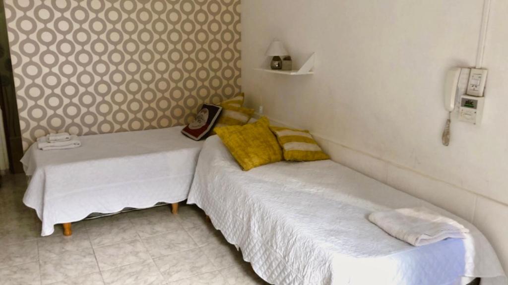 Kleines Zimmer mit einem Bett und einem Tisch in der Unterkunft Tajy - Monoambiente - Barrio Residencial in Corrientes