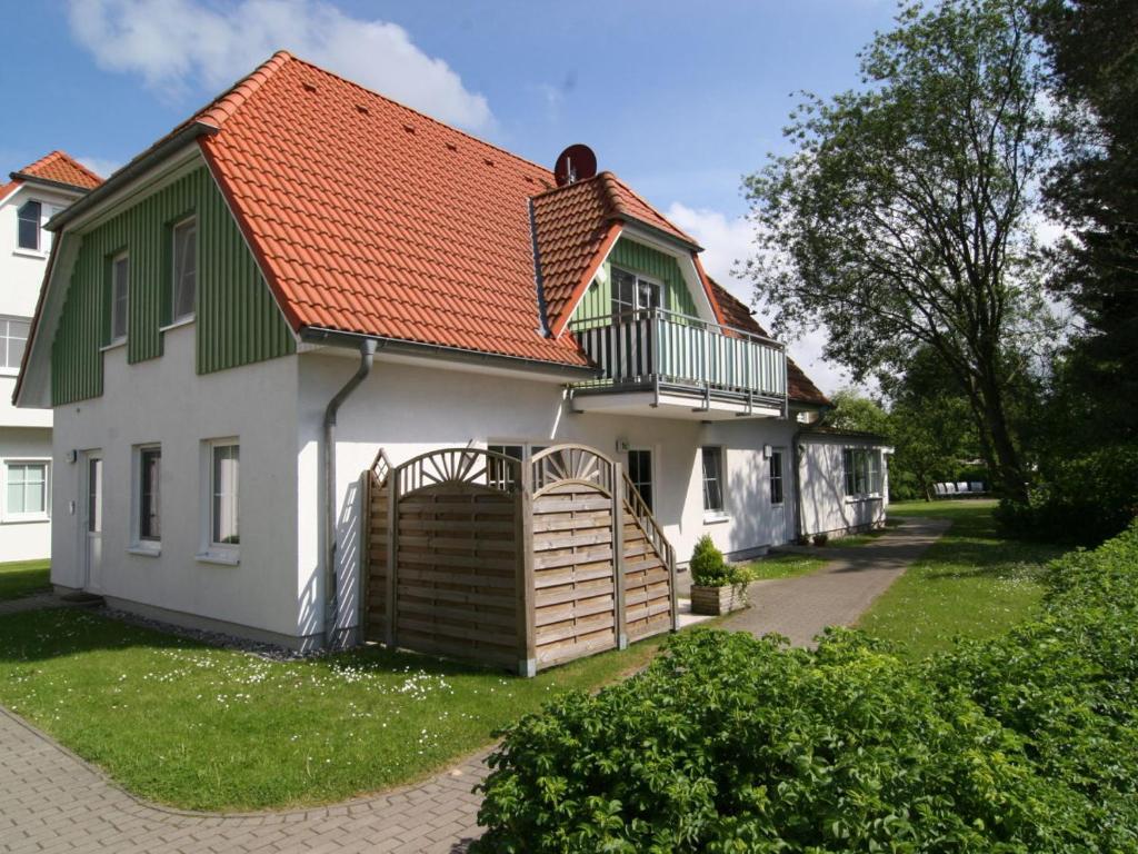 a white house with a red roof at FW Lehmann in Zingst