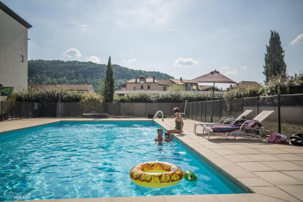 - une piscine avec un jouet dans l'établissement Hôtel CAP VERT en Aveyron, à Saint-Affrique