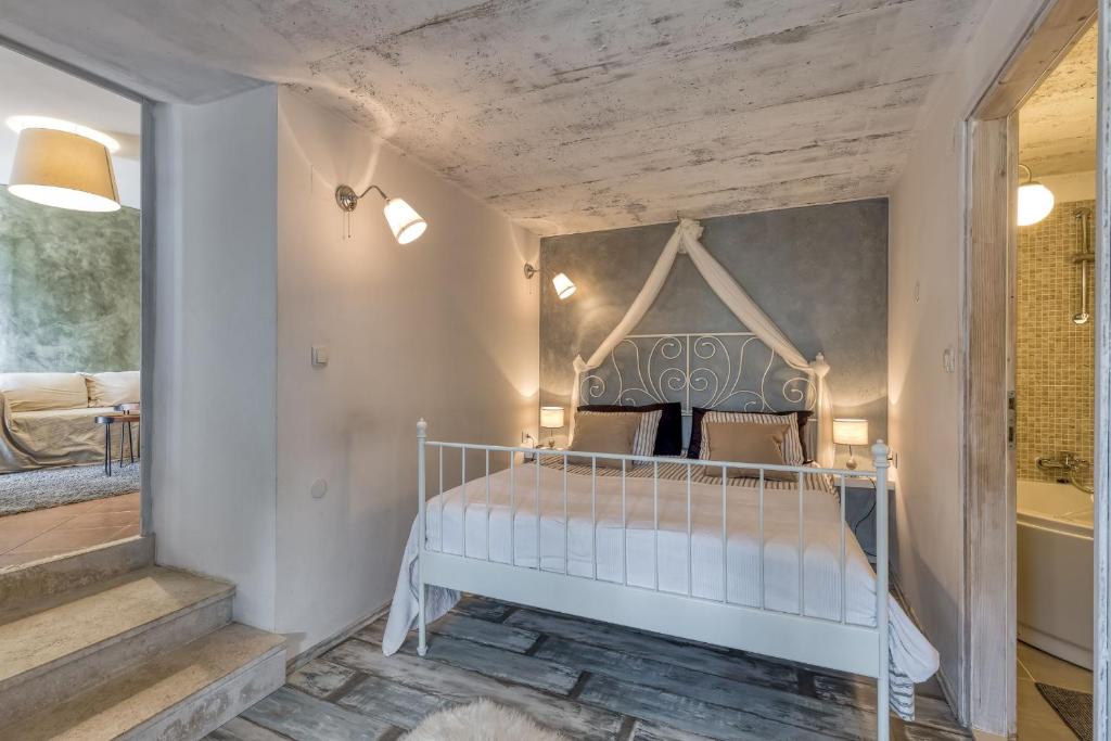 Posteľ alebo postele v izbe v ubytovaní Villa Targeto with Sea View