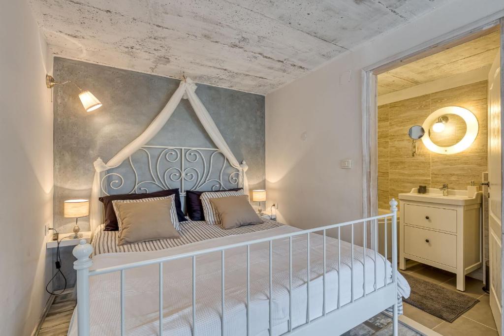 Posteľ alebo postele v izbe v ubytovaní Villa Targeto with Sea View