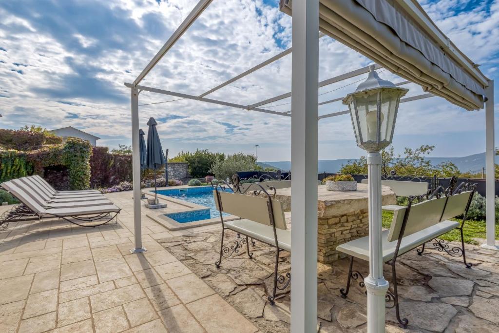 Bazén v ubytovaní Villa Targeto with Sea View alebo v jeho blízkosti