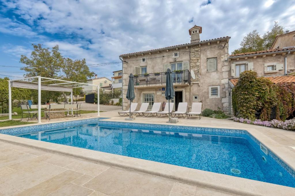 Bazén v ubytovaní Villa Targeto with Sea View alebo v jeho blízkosti