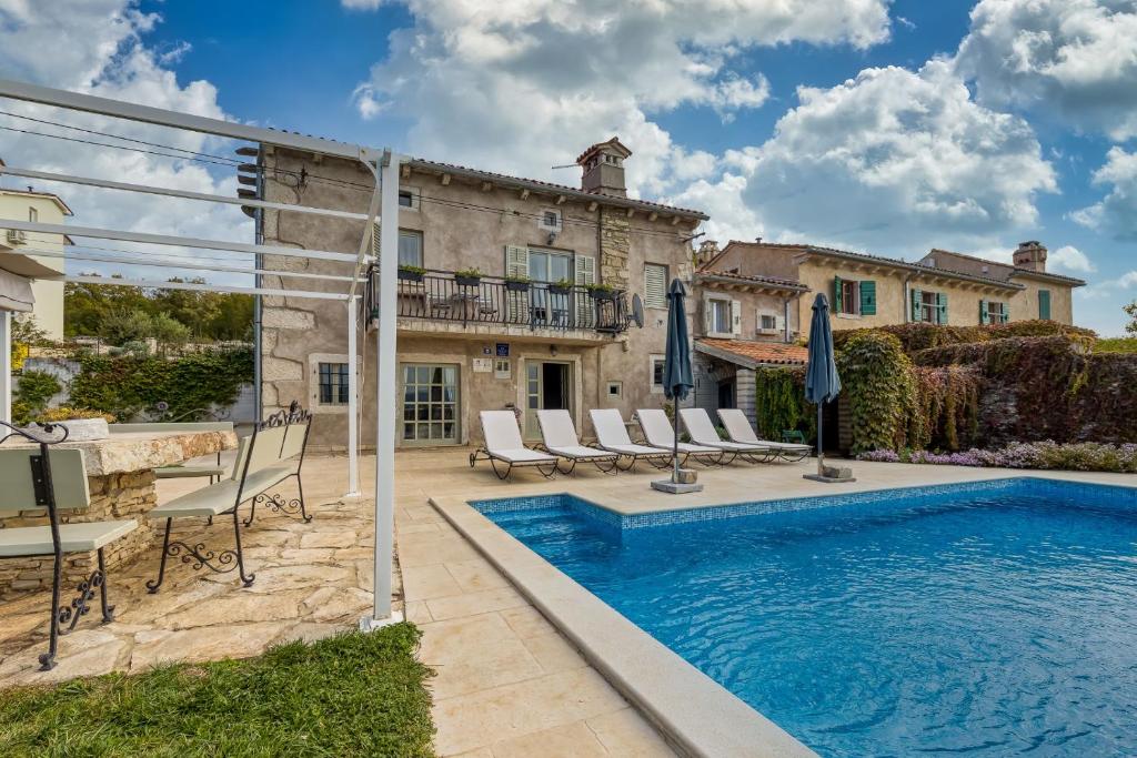 Bazén v ubytovaní Villa Targeto with Sea View alebo v jeho blízkosti