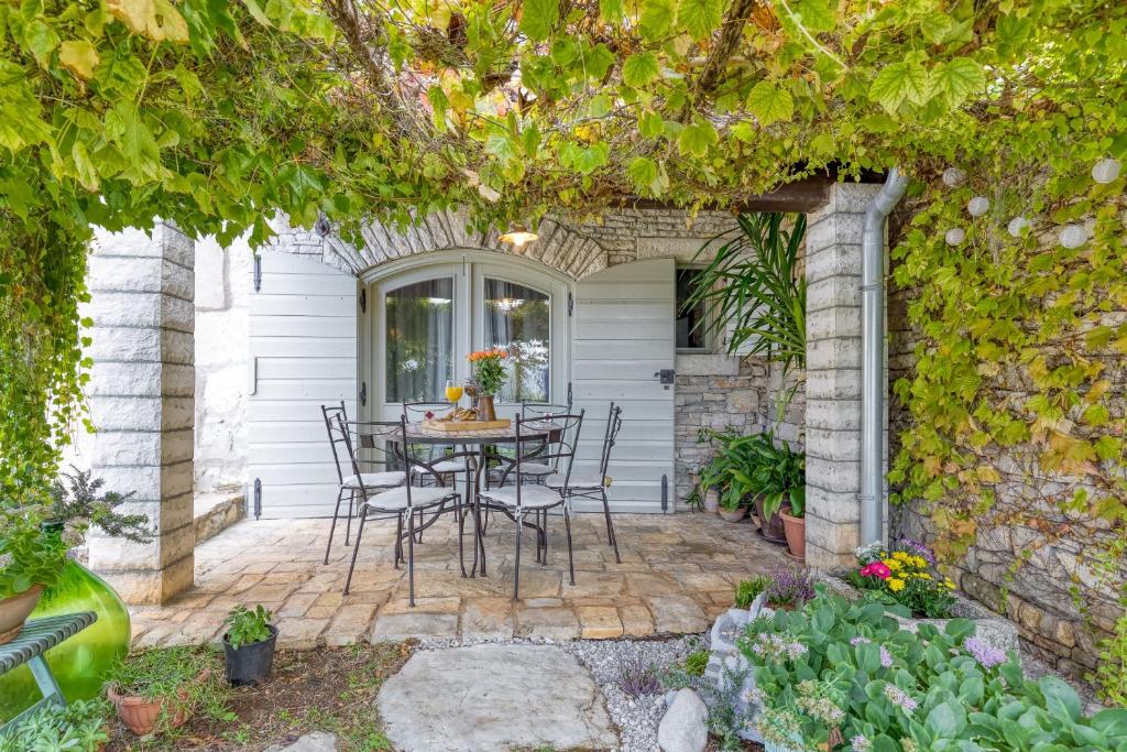 Vonkajšia záhrada v ubytovaní Villa Targeto with Sea View