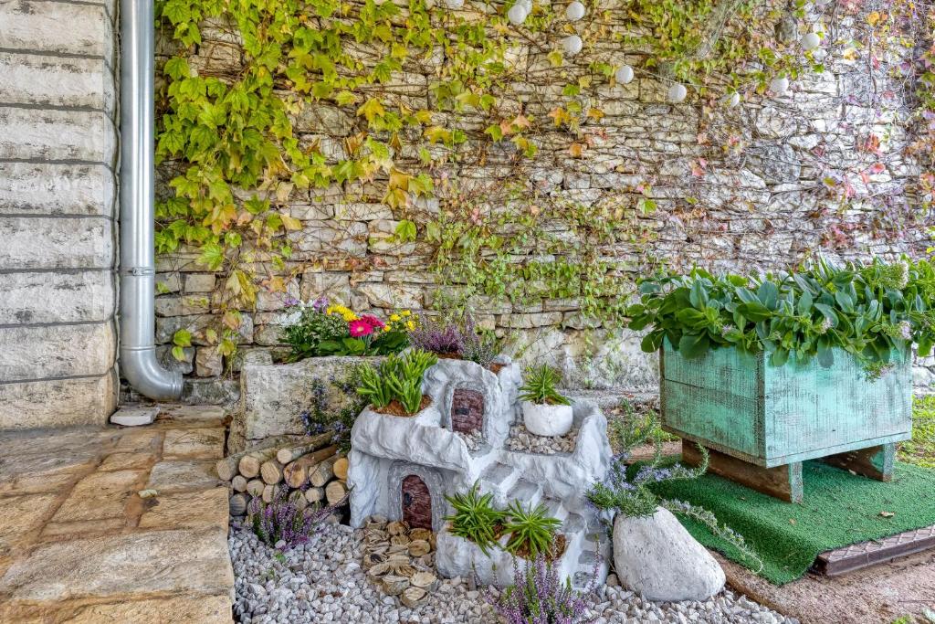 Vonkajšia záhrada v ubytovaní Villa Targeto with Sea View