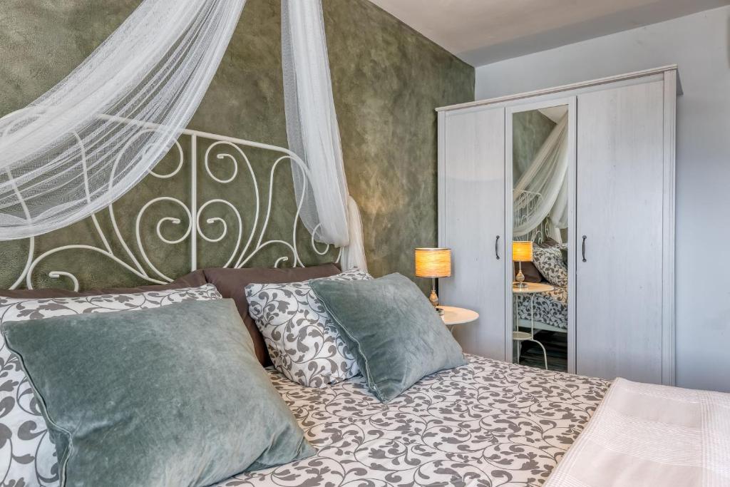 Posteľ alebo postele v izbe v ubytovaní Villa Targeto with Sea View