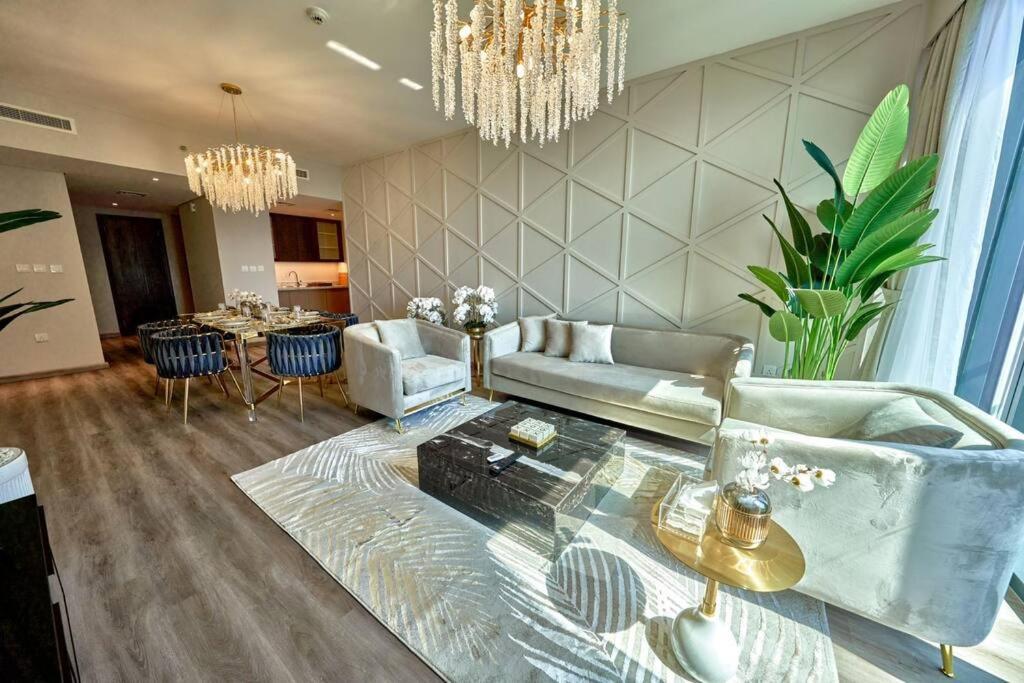 - un salon avec un canapé et une table dans l'établissement Magnificent Lux 2 BR with Incredible Skyline View, à Dubaï
