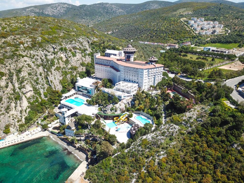 una vista aérea del hotel y del océano en LADONIA HOTELS ADAKULE en Aydın