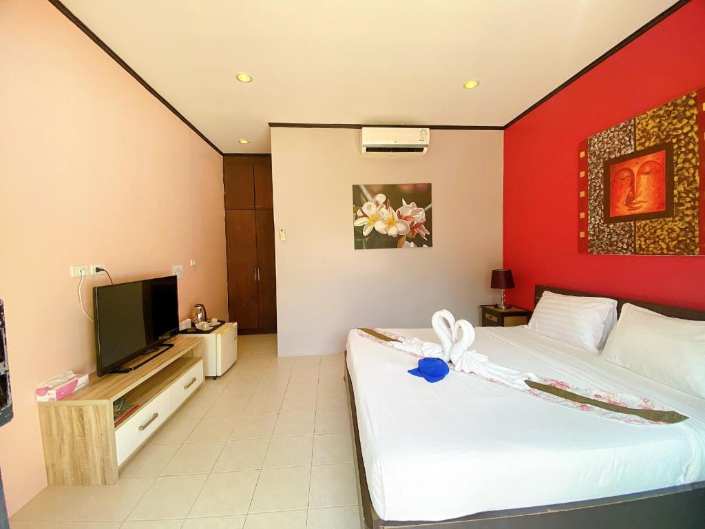 TV a/nebo společenská místnost v ubytování MA MAISON BOUTIQUE HOTEL. in PHUKET