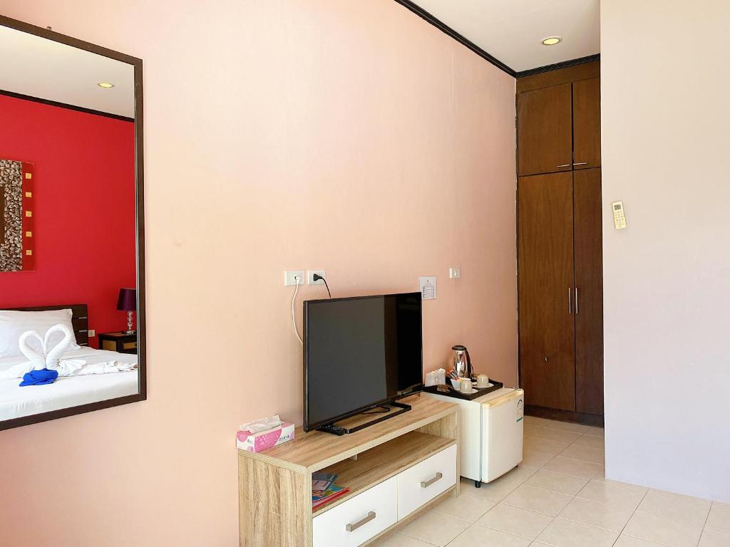 TV a/nebo společenská místnost v ubytování MA MAISON BOUTIQUE HOTEL. in PHUKET