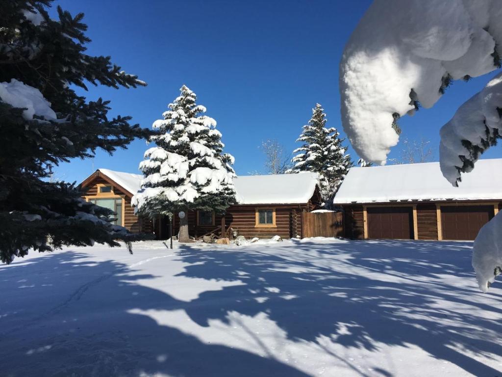 Grizzly Peak Cabin talvel