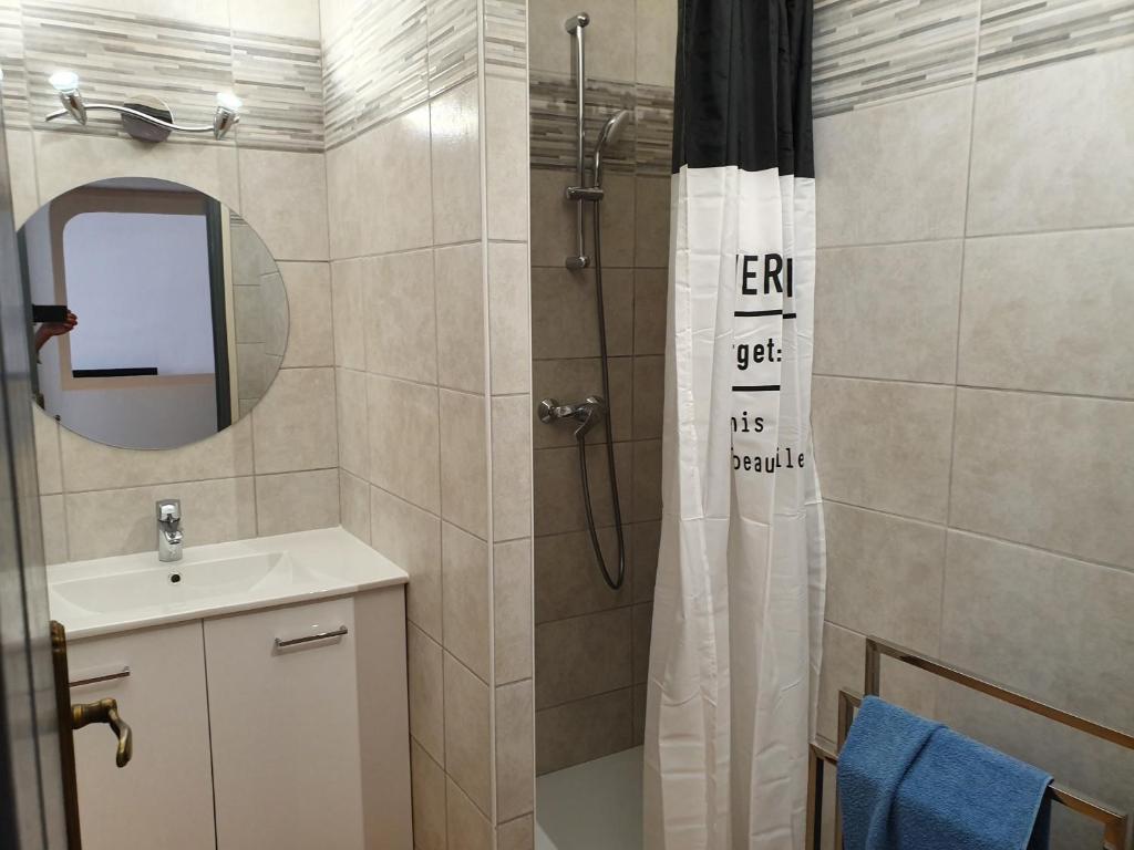 Zdjęcie z galerii obiektu La Roquette, maison lumineuse climatisée, garage w mieście Arles