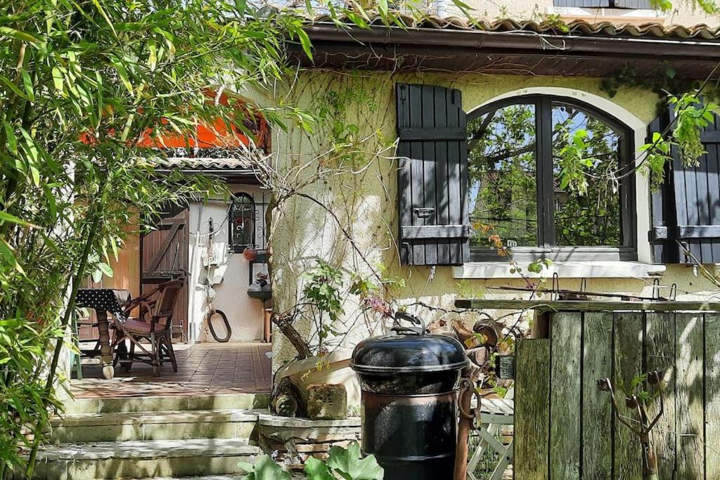 ein Haus mit einem Mülleimer davor in der Unterkunft Villa d'Artiste 200m de la plage! in Arcachon