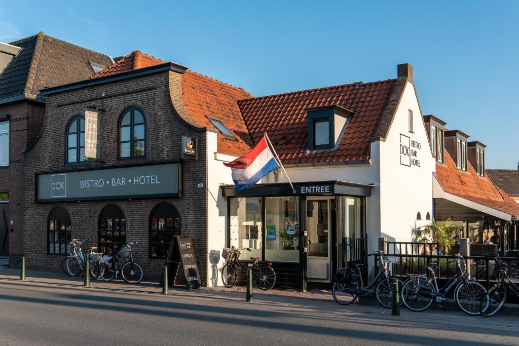 un edificio con bicicletas estacionadas fuera de él en una calle en Bar-Bistro-Hotel DOK en Steenbergen