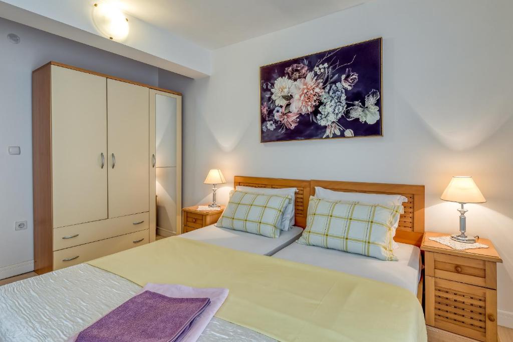 Postel nebo postele na pokoji v ubytování Apartments Slavica