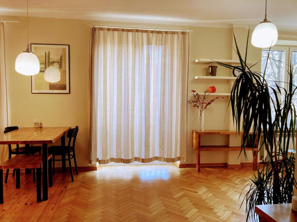 Posedenie v ubytovaní Elegant Apartment - City Center, near Old Town