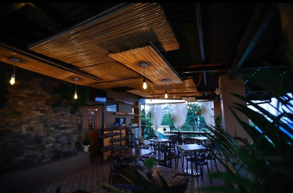 Restaurace v ubytování Marco s Tourist Inn by RedDoorz