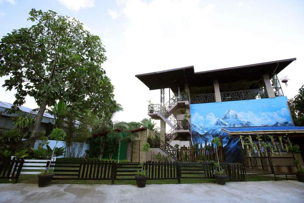 un bâtiment avec un grand écran devant lui dans l'établissement Marco s Tourist Inn by RedDoorz, à Leyte