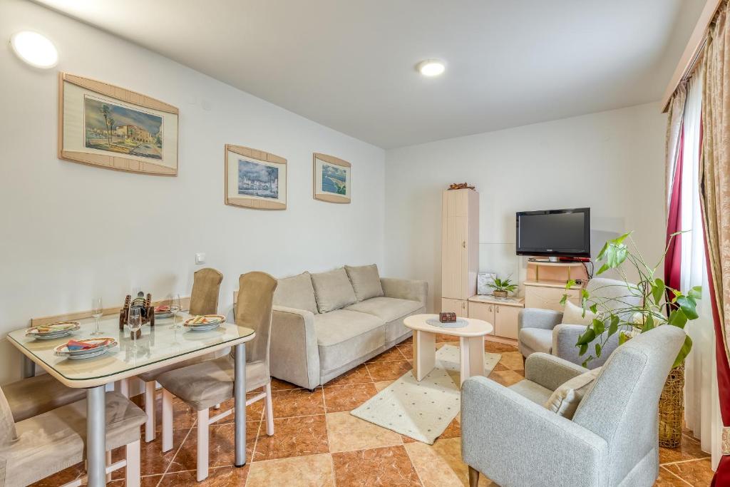 TV a/nebo společenská místnost v ubytování Apartments Slavica
