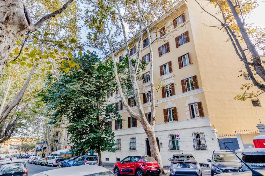 um edifício com carros estacionados em frente em Trastevere’s Flower 