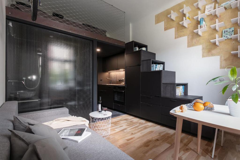 TV a/nebo společenská místnost v ubytování TurnKey I Designed Studio