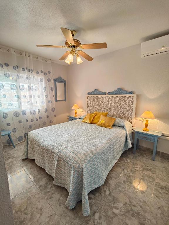 Postel nebo postele na pokoji v ubytování APARTAMENTOS TURISTICOS SEVIRO Benidorm