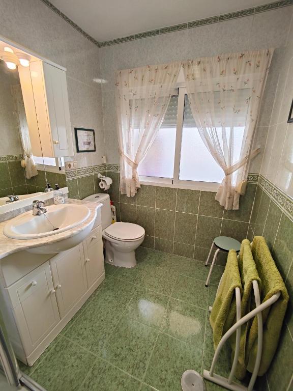 Koupelna v ubytování APARTAMENTOS TURISTICOS SEVIRO Benidorm