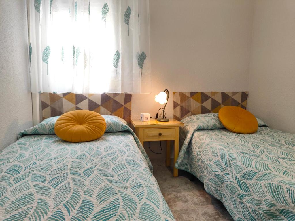 Postel nebo postele na pokoji v ubytování APARTAMENTOS TURISTICOS SEVIRO Benidorm