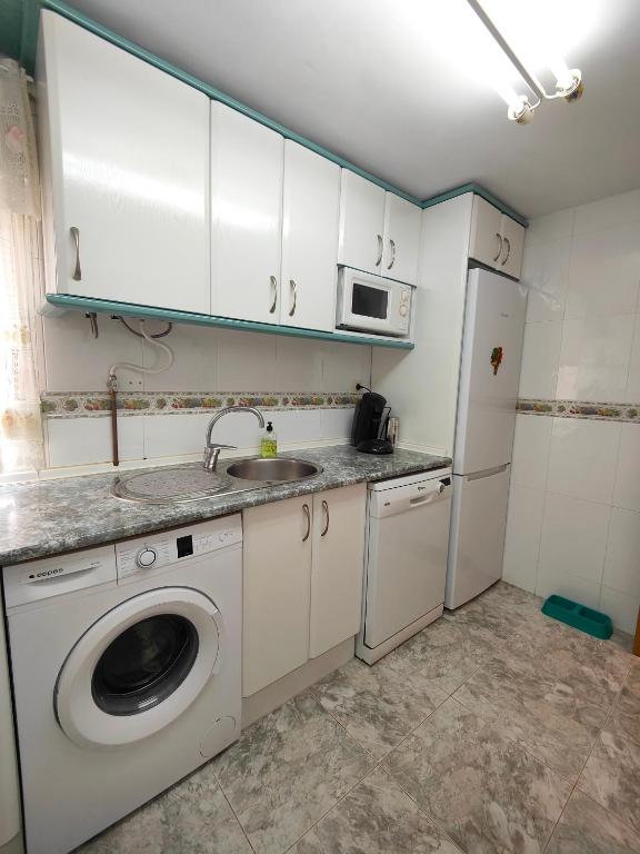 Kuchyň nebo kuchyňský kout v ubytování APARTAMENTOS TURISTICOS SEVIRO Benidorm
