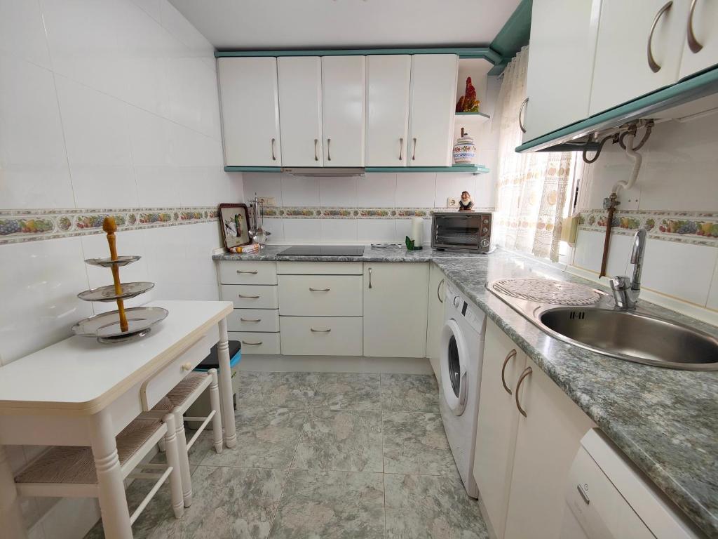 Kuchyň nebo kuchyňský kout v ubytování APARTAMENTOS TURISTICOS SEVIRO Benidorm