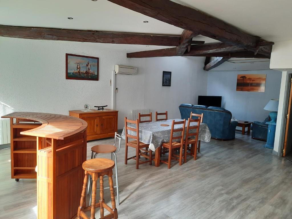 a kitchen and dining room with a table and chairs at appartement 150 M2 tout confort 4 chambres in Noidans-le-Ferroux
